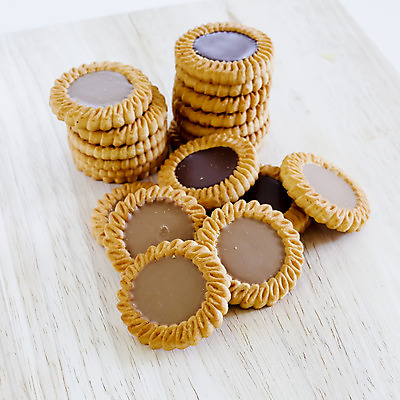 포토 JPG 해외이미지 음식 백그라운드 디저트 그림자 사람없음 가로 갈색 노란색 쌓기 쿠키 초콜릿 흰색 원형 달콤 굽기 먹기 오브젝트 칼로리 흙더미 고립 많음 해외202004 해외포토 도형 컬러 컨셉 모션 흙 맛 구이 파일형식 더미 이미지허브