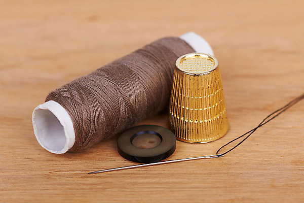 포토 JPG 해외이미지 디자인 옷 손가락 탁자 주택 취미 사람없음 목재 가로 세트 유행 금속 장비 회색 수확 공구 직물 면 업무 그룹 실 제조 보호 은색 바느질 묘사 측정 복고 테이프 실타래 자수 섬유 재단 골무 옛날 핸드메이드 해외202004 해외포토 나무 손 컬러 가구 컨셉 농업 재료 재질 문구용품 건물 도구 작업 파일형식 이미지허브