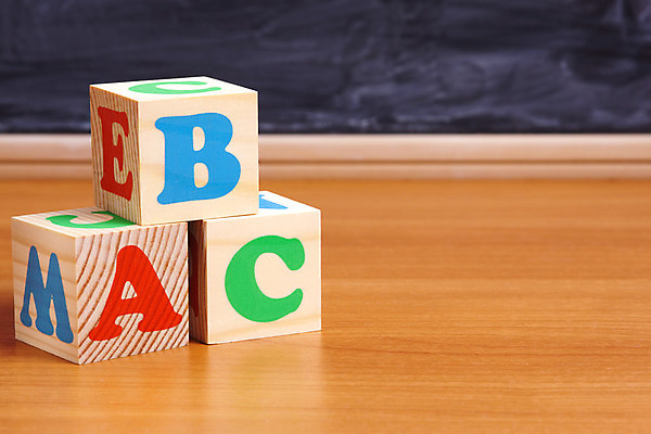 포토 JPG 해외이미지 알파벳 교육 어린이 컨셉 장난 학교 놀이 레저 사람없음 빨간색 초록색 파란색 컬러풀 장난감 칠판 블록 유치원 가르침 큐브 책상 해외202004 해외포토 영어 컬러 가구 사람 파일형식 이미지허브