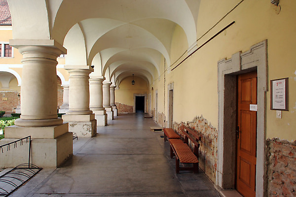 포토 JPG 해외이미지 유럽 건축양식 그림자 사람없음 건물 기둥 복도 중세 역사 폐허 천장 아치 크로아티아 수도원 수녀원 안뜰 옛날 회랑 해외202004 해외포토 건축물 건축 나라 파일형식 이미지허브