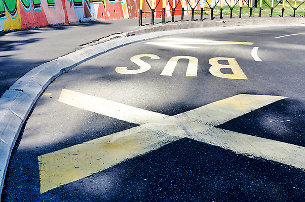 포토 JPG 해외이미지 도로 여행 비즈니스 텍스트 교통시설 표면 거리 버스 바닥 사람 사람없음 야외 가로 단어 노란색 우주 정보 도시 기다림 중앙 역 주차 땅 편지 배열 도착 심볼 사인 출퇴근 장면 크로아티아 그만 떠남 방식 부족함 해외202004 해외포토 문자 유럽 길 육상교통 컬러 교통 컨셉 모션 대중교통 시설 파일형식 이미지허브