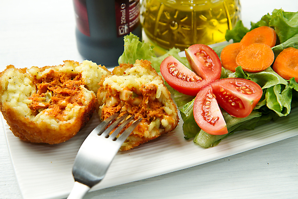 포토 JPG 해외이미지 접시 음식 포크 토마토 채소 밥 사람없음 식사 저녁식사 당근 샐러드 튀김 조미료 완두콩 레시피 식초 해외202004 해외포토 식기 콩 뿌리채소 향미료 파일형식 이미지허브