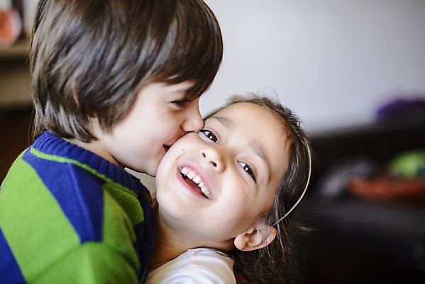 포토 JPG 해외이미지 백인 라이프스타일 여자 남자 딸 행복 어린이 컨셉 가족 관계 놀이 키스 주택 함께함 발렌타인데이 사랑 미소 사람 소년 두명 우정 기쁨 달콤 연결 형제 언니 남동생 천진난만 해외202004 해외포토 서양인 감정 데이이벤트 표정 건물 생활 친구 맛 애정표현 자매 동생 파일형식 이미지허브