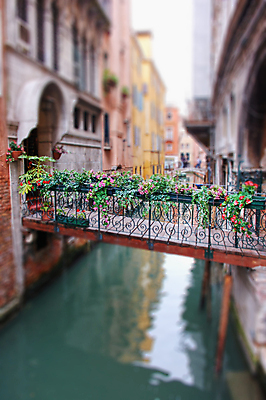 포토 JPG 해외이미지 유럽 도로 바다 여행 건축양식 창문 하늘 지붕 휴가 주택 풍경 사람없음 건물 물 강 컬러풀 햇빛 태양 반사 여행객 맑음 이탈리아 거울 도시 중세 역사 지중해 택시 운하 베네치아 포트 타운 옛날 해외202004 해외포토 자연요소 건축물 건축 나라 길 컬러 교통시설 승용차 자동차 날씨 사람 파일형식 이미지허브