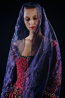 포토 JPG 해외이미지 모델 1 라이프스타일 헤어스타일 드레스 옷 포즈 한명 사람 빨간색 유행 희망 공연 수확 중세 역사 우아함 배우 극장 복고 과거 베네치아 베일 여왕 연극 가면무도회 구식 르네상스 무도회 바로크 옛날 스타일 해외202004 해외포토 감정 컬러 컨셉 농업 문화예술 이벤트 생활 이탈리아 연예인 파일형식 이미지허브