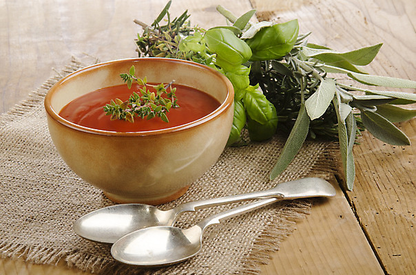 포토 JPG 해외이미지 식기 음식 토마토 채소 건강 요리 사람없음 빨간색 숟가락 식사 저녁식사 신선 사발 맛 수프 삼베 점심식사 백리향 채식주의자 핸드메이드 해외202004 해외포토 컬러 컨셉 수저 사기그릇 채식 파일형식 천_직물 이미지허브