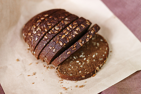 포토 JPG 해외이미지 전통 종이 음식 빵 조각 백그라운드 다이어트 탁자 샌드위치 건강 옥수수 씨앗 사람없음 목재 갈색 주방 검은색 식사 어둠 빵집 수확 껍질 흰색 시골 신선 맛 아침식사 낟알 시리얼 밀 굽기 먹기 묘사 유기농 슬라이스 밀가루 토스트 덩어리 탄수화물 핸드메이드 호밀 해외202004 해외포토 나무 식물 웰빙 컬러 가구 컨셉 농업 재료 모션 곡류 상점 가루 구이 파일형식 이미지허브