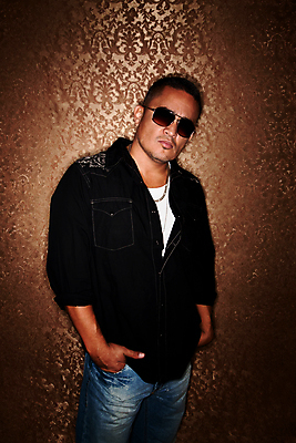 포토 JPG 해외이미지 1 남자 안경 벽지 관리 한명 사람 성인 세로 선글라스 유행 청바지 황금 히스패닉 심각 혼자 해외202004 해외포토 잡화 컨셉 바지 파일형식 이미지허브