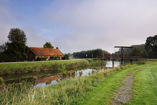 포토 JPG 해외이미지 나무 구름 길 자연 주택 풍경 사람없음 건물 물 반사 오솔길 운하 도개교 해외202004 해외포토 자연요소 식물 건축물 다리_건축물 생태계 파일형식 이미지허브