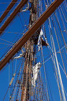 포토 JPG 해외이미지 유럽 밧줄 파도 바다 여행 요트 하늘 휴가 항해 핀란드 그림자 사람없음 야외 목재 물 파란색 항구 침묵 만 보트 역사 큼 크루즈 복고 함선 해적 돛대 스칸디나비아 옛날 해외202004 해외포토 자연요소 나무 나라 줄 컬러 배_교통 재료 교통시설 북유럽 소리 크기 도둑 파일형식 이미지허브