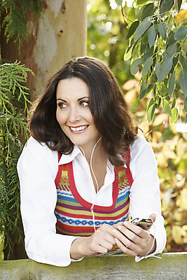 포토 JPG 해외이미지 백인 라이프스타일 여자 행복 음악 밭 갈색머리 한명 미소 사람 야외 세로 30대 유행 걷기 헤드폰 산책 듣기 가을 시골 뜨개질 뜨개옷 카피스페이스 해외202004 해외포토 서양인 1 헤어스타일 옷 계절 감정 음향기기 농업 모션 문화예술 휴식 표정 취미 생활 장년 공백 파일형식 이미지허브