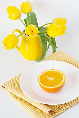 포토 JPG 해외이미지 접시 꽃 다이어트 오렌지 아침 사람없음 초록색 노란색 꽃병 봄 튤립 아침식사 유기농 브런치 점심식사 해외202004 해외포토 주간 식물 식기 웰빙 계절 컬러 과일 건강 식사 파일형식 이미지허브