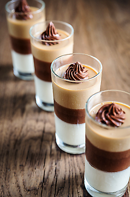 포토 JPG 해외이미지 커피 음식 부분 유리 탁자 디저트 건강 3 요리 사람없음 목재 장식 세로 초록색 빛 갈색 초콜릿 어둠 이탈리아 카페 우유 흰색 신선 달콤 맛 낟알 설탕 먹기 민트 크림 부드러움 토핑 젤리 칼로리 아일랜드 층 푸딩 줄서기 해외202004 해외포토 나무 유럽 음료 컬러 가구 컨셉 재료 모션 재질 유제품 상점 감각 허브 파일형식 이미지허브