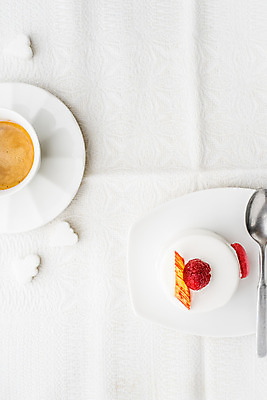 포토 JPG 해외이미지 접시 열매 커피 음료 음식 백그라운드 탁자 디저트 요리 사람없음 컵 빨간색 세로 갈색 케이크 금속 숟가락 얼음 카페 빵집 식탁보 흰색 도자기 달콤 맛 아침식사 설탕 굽기 먹기 냅킨 산딸기 카페테리아 에스프레소 페스츄리 해외202004 해외포토 자연요소 식물 식기 빵 컬러 가구 컨셉 과일 모션 재질 수저 상점 식사 구이 파일형식 이미지허브