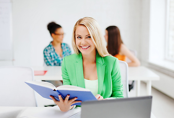 포토 JPG 해외이미지 학생 교육 행복 유럽 교실 학교 실내 이야기 미소 사람 10대 책 세명 독서 시험 잡기 오픈 강의 스마트 책상 만족 교과서 준비 대학교 긍정 문학 지능 해외202004 해외포토 감정 나라 가구 컨셉 모션 청소년 교재 표정 내부 파일형식 이미지허브