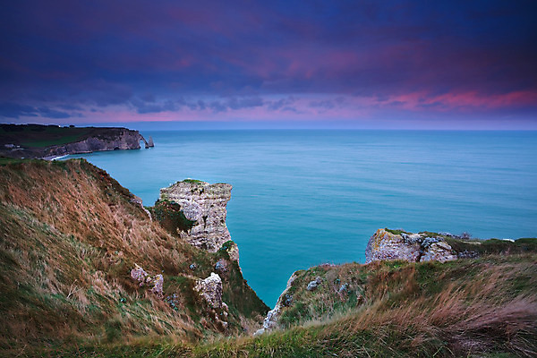 포토 JPG 해외이미지 구름 유럽 바다 분홍색 하늘색 자연 하늘 아침 바람 날씨 산 풍경 사람없음 야외 빨간색 물 파란색 일출 보라색 프랑스 바위 제비꽃 속도 대서양 노르망디 터키석 수평선 해외202004 해외포토 주간 자연요소 꽃 나라 컬러 노을 돌_바위 보석 생태계 파일형식 이미지허브
