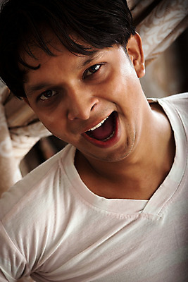 포토 JPG 해외이미지 라이프스타일 남자 행복 얼굴 한명 미소 웃음 사람 소년 성인 표현 조끼 오픈 입 인도인 흥분 해외202004 해외포토 외국인 1 감정 어린이 표정 동양인 생활 신체부위 외투 파일형식 이미지허브