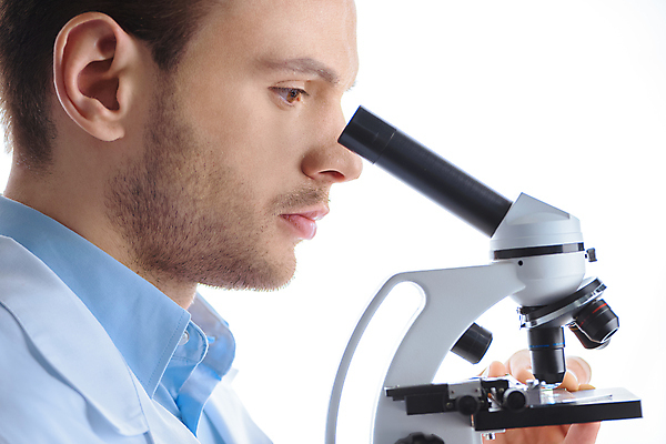 포토 JPG 해외이미지 백인 직업 과학 현미경 실험 한명 사람 성인 옆모습 가로 실험복 작업 실험실 집중 과학자 화학물질 화학자 해외202004 해외포토 서양인 1 뷰포인트 컨셉 실험기구 가운 화학 학자 파일형식 이미지허브