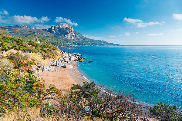 포토 JPG 해외이미지 나무 구름 계절 유럽 파도 바다 섬 여행 하늘색 백그라운드 자연 하늘 휴가 산 풍경 사람없음 야외 초록색 물 여름 파란색 태양 맑음 검은색 가을 바위 만 돌산 언덕 휴양지 러시아 수평선 해외202004 해외포토 자연요소 식물 나라 컬러 날씨 장소 돌_바위 생태계 파일형식 이미지허브