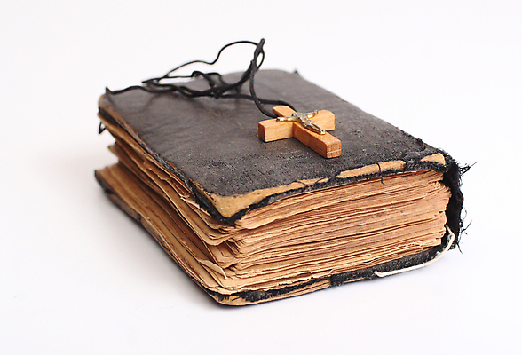 포토 JPG 해외이미지 전통 기독교 종교 종이 십자가 목걸이 사람없음 목재 책 단어 교회 믿음 검은색 성경 천주교 덮개 영혼 오브젝트 페이지 신성 찢어짐 묵주 단아함 북마크 사실 신앙심 옛날 해외202004 해외포토 나무 문자 감정 컬러 재료 장신구 종교용품 모션 뚜껑 파일형식 이미지허브