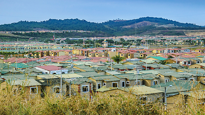 포토 JPG 해외이미지 외관 선 건축양식 교실 자연 지붕 아파트 주택 안테나 풍경 사람없음 건물 미국 재산 중앙 언덕 커뮤니티 에콰도르 연립주택 이웃 남쪽 교외 줄서기 해외202004 해외포토 건축물 교육 건축 북아메리카 통신 학교 모션 금융 남아메리카 방향 생태계 파일형식 이미지허브