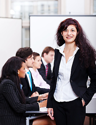 포토 JPG 해외이미지 백인 직업 응시 여자 행복 백그라운드 컨셉 회사 비즈니스 사업가 성공 협력 노동자 직장 서기 미소 사람 정장 여러명 성인 금융 사무실 흰색 업무 비즈니스우먼 자신감 종업원 동료 직원 경영자 리더 경영 콜라보레이션 해외202004 해외포토 서양인 시선 옷 감정 컬러 다수 관계 모션 표정 경제 작업 직장인 파일형식 이미지허브