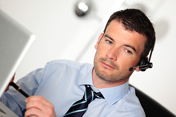 포토 JPG 해외이미지 백인 남자 행복 인터넷 회사 비즈니스 통신 노동자 한명 미소 성인 스마트폰 컴퓨터 사무실 스크린 헤드폰 흰색 비즈니스맨 자신감 전화기 고객 서비스 상업 긍정 텔레마케팅 부름 온라인 소통 경영 운영자 지원 헬프 대리인 해외202004 해외포토 서양인 직업 1 감정 컬러 음향기기 컨셉 모션 표정 사람 전자제품 핸드폰 스마트기기 도움 직장인 서비스업 파일형식 이미지허브