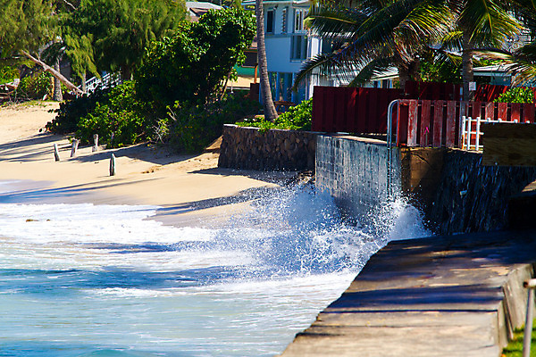 포토 JPG 해외이미지 주간 벽 파도 바다 날씨 주택 사람없음 초록색 물 파란색 활발 서핑 위험 큼 하와이 태평양 폭풍 격파 단절 파이프라인 폭풍우 하와이인 해외202004 해외포토 자연요소 외국인 컬러 컨셉 모션 건물 미국 수상스포츠 비_날씨 크기 자연재해 파이프_관 파일형식 이미지허브
