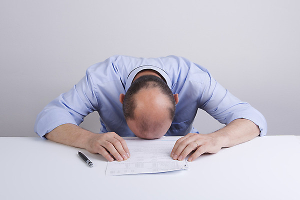 포토 JPG 해외이미지 백인 직업 라이프스타일 응시 남자 종이 돈 비즈니스 노동자 스트레스 주택 실내 한명 사람 앉기 성인 금융 컴퓨터 사무실 독서 표현 잡기 업무 비즈니스맨 뉴스 편지 책상 고민 문서 충격 문제 계산서 파산 나쁜 빚 세금 해외202004 해외포토 서양인 1 시선 감정 가구 모션 내부 건물 생활 경제 전자제품 작업 직장인 재산 파일형식 이미지허브