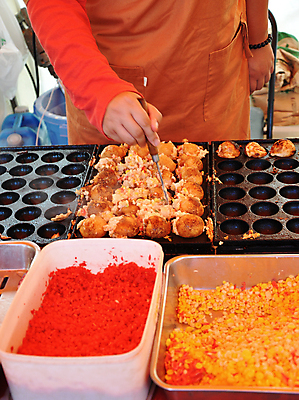 포토 JPG 해외이미지 실내 한명 사람 상반신 성인 굽기 타코야키 길거리음식 일본음식 성인한명만 해외202004 해외포토 1 음식 내부 구이 성인만 파일형식 이미지허브