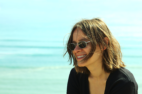 포토 JPG 해외이미지 백인 여자 행복 유럽 얼굴 바람 한명 사람 야외 가로 선글라스 머리 맑음 사진촬영 흰색 해외202004 해외포토 자연요소 서양인 1 감정 나라 안경 컬러 날씨 신체부위 촬영 파일형식 이미지허브