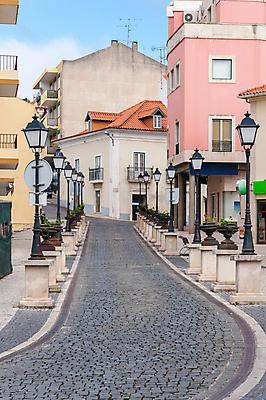 포토 JPG 해외이미지 외관 유럽 문화 도로 분홍색 여행 가로등 건축양식 휴가 거리 주택 사람없음 건물 도시풍경 컬러풀 등불 도시 역사 포르투갈 그림 좁은 타운 옛날 해외202004 해외포토 건축물 공공시설 건축 나라 길 컬러 교통시설 조명 풍경 파일형식 이미지허브