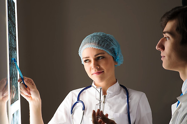 포토 JPG 해외이미지 백인 직업 응시 여자 남자 유럽 유니폼 비즈니스 청진기 엑스레이 실내 건강 병원 사람 성인 두명 약 간호사 의사 업무 그룹 토론 동료 외과 돌봄 해외202004 해외포토 서양인 시선 옷 나라 의학 관계 의료기기 모션 내부 의료진 작업 파일형식 이미지허브