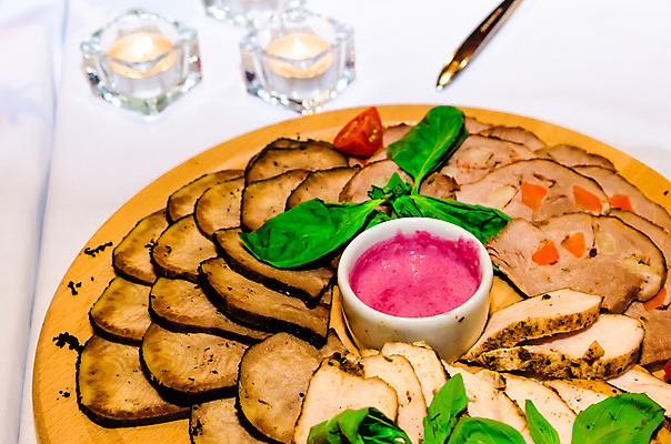 포토 JPG 해외이미지 접시 음식 빵 토마토 채소 탁자 치즈 건강 육류 어류 요리 사람없음 식당 식사 저녁식사 샐러드 튀김 그릴 아침식사 웨이터 해산물 서빙 점심식사 뷔페 해외202004 해외포토 직업 식기 가구 식재료 주방용품 유제품 상점 수중동물 파일형식 이미지허브