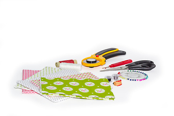 포토 JPG 해외이미지 손 밧줄 줄 조각 부분 자 취미 사람없음 세트 매트 직물 면 업무 바 조직 실 낟알 바느질 실크 자르기 측정 오브젝트 질감 롤 실타래 규칙 주인 얼레 골무 구성 명품 커터 퀼트 항목 핸드메이드 해외202004 해외포토 모션 문구용품 신체부위 작업 상품 파일형식 이미지허브