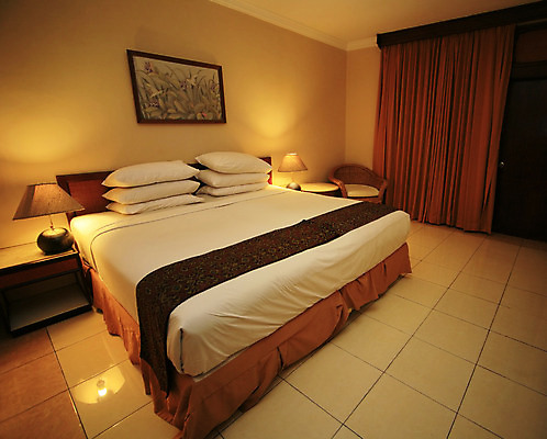 포토 JPG 해외이미지 디자인 시계 가구 백그라운드 쿠션 창문 베개 침구 호텔 휴식 주택 사람없음 내부 목재 장식 갈색 유행 문 침실 방 침대 램프 직물 잠 커튼 재산 고급 우아함 야간 담요 실크 안락 해외202004 해외포토 자연요소 나무 컬러 생활용품 컨셉 재료 숙소 조명 건물 금융 파일형식 이미지허브