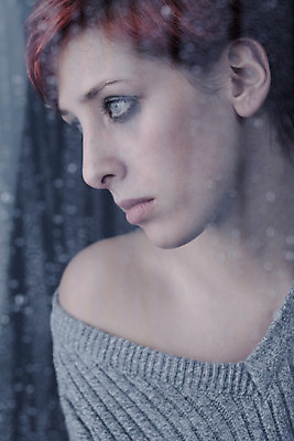 포토 JPG 해외이미지 백인 여자 감정 생각 창문 유리 날씨 한명 사람 성인 물 젖음 슬픔 가을 물방울 고독 울음 빗방울 눈물 일요일 빨간머리 우울감 우울증 혼자 해외202004 해외포토 자연요소 서양인 1 헤어스타일 계절 재질 표정 비_날씨 질병 요일 파일형식 이미지허브