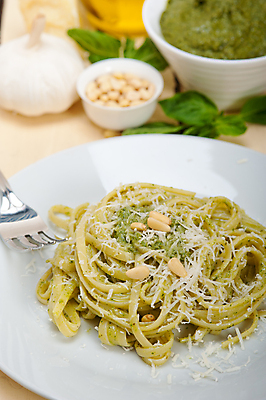 포토 JPG 해외이미지 그릇 접시 포크 파스타 실내 마늘 사람없음 아웃포커스 종지 잣 바질 페스토 나무배경 해외202004 해외포토 식기 백그라운드 채소 서양음식 촬영기법 내부 견과류 소스_음식 파일형식 이미지허브