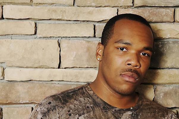 포토 JPG 해외이미지 모델 응시 남자 얼굴 한명 검은색 심각 해외202004 해외포토 1 시선 컬러 컨셉 사람 신체부위 파일형식 이미지허브