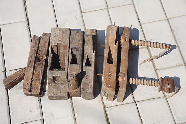 포토 JPG 해외이미지 사람없음 목재 기구 목수 러시아 조립 대패 해외202004 해외포토 나무 직업 유럽 재료 파일형식 이미지허브