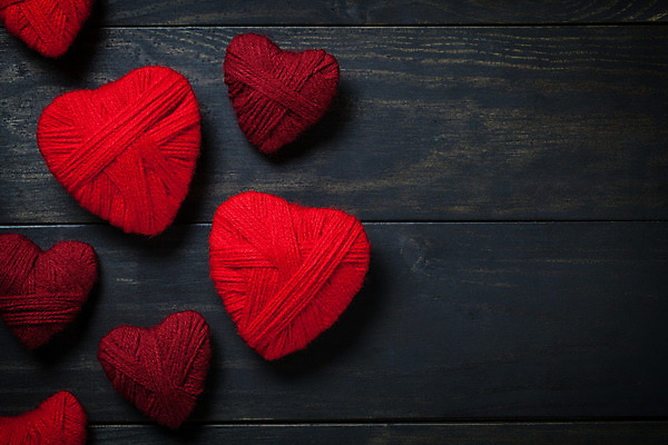 포토 JPG 해외이미지 모양 줄 백그라운드 탁자 휴가 발렌타인데이 사랑 사람없음 목재 장식 가로 빨간색 우주 수확 하트 뜨개질 실 정상 심볼 사인 양모 핸드메이드 해외202004 해외포토 나무 감정 컬러 가구 농업 재료 데이이벤트 취미 직물 파일형식 이미지허브