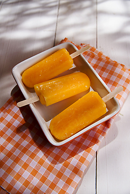 포토 JPG 해외이미지 그릇 아이스크림 실내 그림자 사람없음 달콤 시원함 체크무늬 막대아이스크림 나무배경 해외202004 해외포토 식기 백그라운드 무늬 디저트 내부 맛 파일형식 이미지허브