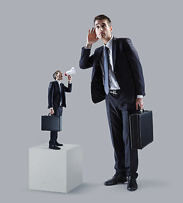 포토 JPG 해외이미지 직업 손 CEO 통신 회색배경 대화 한명 서기 정장 여행가방 확성기 외침 듣기 직장인 비즈니스맨 발표 메시지 대표 동료 경영자 개성 예복 청각 비명 채용 해외202004 해외포토 1 옷 남자 백그라운드 가방 비즈니스 관계 모션 말하기 사람 신체부위 소리 회색 리더 파일형식 이미지허브