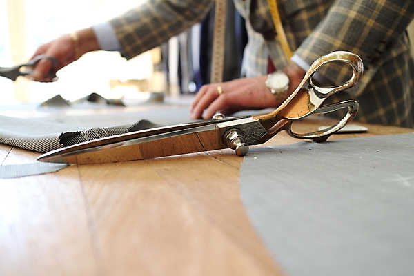 포토 JPG 해외이미지 남자 실내 한명 상반신 성인 디자이너 재단 재단가위 성인남자한명만 해외202004 해외포토 직업 1 가위_도구 사람 내부 남자한명만 성인남자만 파일형식 이미지허브