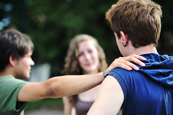 포토 JPG 해외이미지 라이프스타일 여자 청소년 휴식 사람 소년 야외 10대 세명 친구 우정 시원함 해외202004 해외포토 남자 어린이 컨셉 관계 생활 파일형식 이미지허브