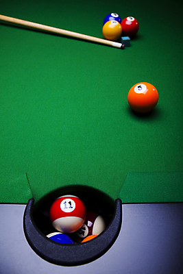 포토 JPG 해외이미지 실내 사람없음 당구 포켓볼 초크 당구공 당구대 당구채 초록배경 해외202004 해외포토 백그라운드 공 내부 초록색 구기 당구용품 파일형식 이미지허브