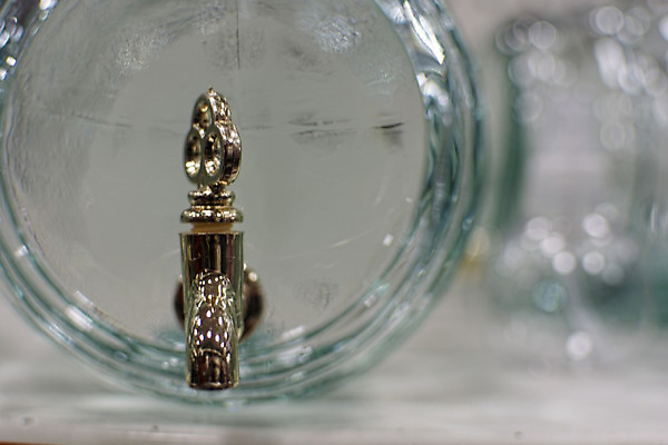 포토 JPG 해외이미지 음료 유리 사람없음 물 금속 황금 분수 핸드메이드 해외202004 해외포토 자연요소 재질 파일형식 이미지허브