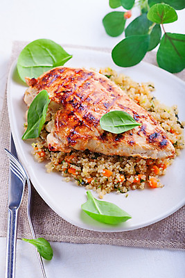 포토 JPG 해외이미지 음식 백그라운드 채소 육류 요리 사람없음 아웃포커스 빨간색 세로 노란색 식사 저녁식사 치킨 당근 신선 뜨거움 그릴 후추 건강식 점심식사 메인요리 퀴노아 카피스페이스 해외202004 해외포토 컬러 식재료 주방용품 곡류 뿌리채소 촬영기법 공백 향신료 닭고기요리 파일형식 이미지허브