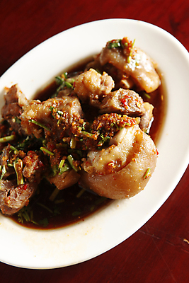 포토 JPG 해외이미지 접시 음식 육류 돼지고기 동양인 사람없음 빨간색 식사 중국 후추 생강 해외202004 해외포토 식기 아시아 컬러 채소 식재료 인종 향신료 파일형식 이미지허브