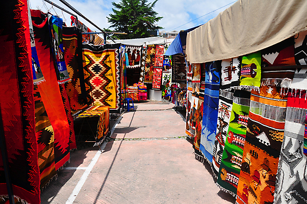 포토 JPG 해외이미지 전통 옷 문화 여행 사람없음 직물 남아메리카 시장 원주민 담요 에콰도르 장인 수공예 짜기 핸드메이드 해외202004 해외포토 모션 아메리카 아프리카인 공예 파일형식 이미지허브